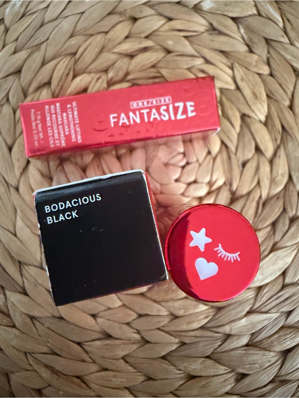ONE/SIZE Red Lip or Eye Cosmetic Compact - Fantasize